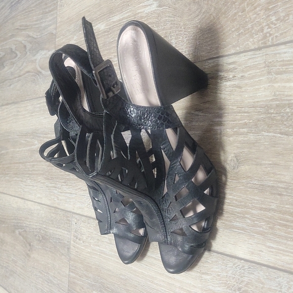 Vince Camuto Black Leather Heels with Laser Cutouts Size 8 - Picture 4 of 8